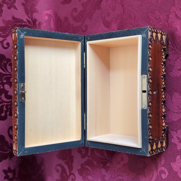 Krakow Wawel Wooden Polish Box with Lock and Key - Picture 8 of 14